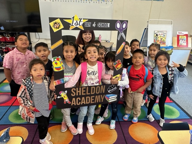 LisaLisalew's tweet photo. First Day of Kindergarten @sheldoninnovate!!! #SheldonPRIDE! https://t.co/yhPs0Xxo6s