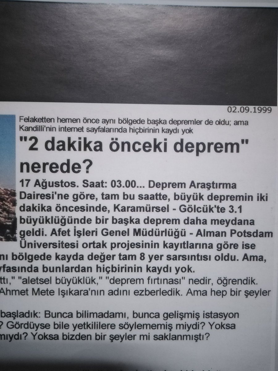 sismikveri's tweet photo. 17 Ağustos. Saat 03.00
Büyük #deprem in 2 dk öncesinde, Karamürsel de 3.1 Mw atım oldu. Afet işleri G. M. ve Alman Postdam Üniv. Ortak projesi kayıtlarına göre depremden önceki 19 saat içinde aynı bölgede tam 8 deprem oldu. Ama kandilli de bu kayıtların hiçbiri yok!
Gayet sağlam kaynaklar ;#deprem den önce  Prof. IŞIKARA'nın üst düzey bir hükümet yetkilisine durumu bildirdiği ve uyardığını ve o siyasetçi tarafından durumun gizlenmesi istendiği belirtiliyor.
Öncü depremler olan #Adapazarı #gölcük #Yalova daki deprem kayıtları silinmiş.1999 #deprem inden önce 26 öncü deprem tespit edildi ve hiçbiri tekrar etmedi, bu modele  çok parçalı kırılma  diyoruz . 1999 depremi fay üzerindeki depremlerin domino etkisi ile meydana geldi.İzmit’teki öncü depremlerin, Türkiye’de her yıl meydana gelen binlerce küçük depremden ayırt edilebilir bir niteliği yoktu. Meydana gelen #deprem lerin sonuncusu 7.4 büyüklüğündeki depremi harekete geçirdi.Hayvan ve doğa anomalisi kimse tarafından önemsenmedi.Hala olduğu gibi önümüze konan engeller olmasaydı bir kestirim yapılabilirdi!