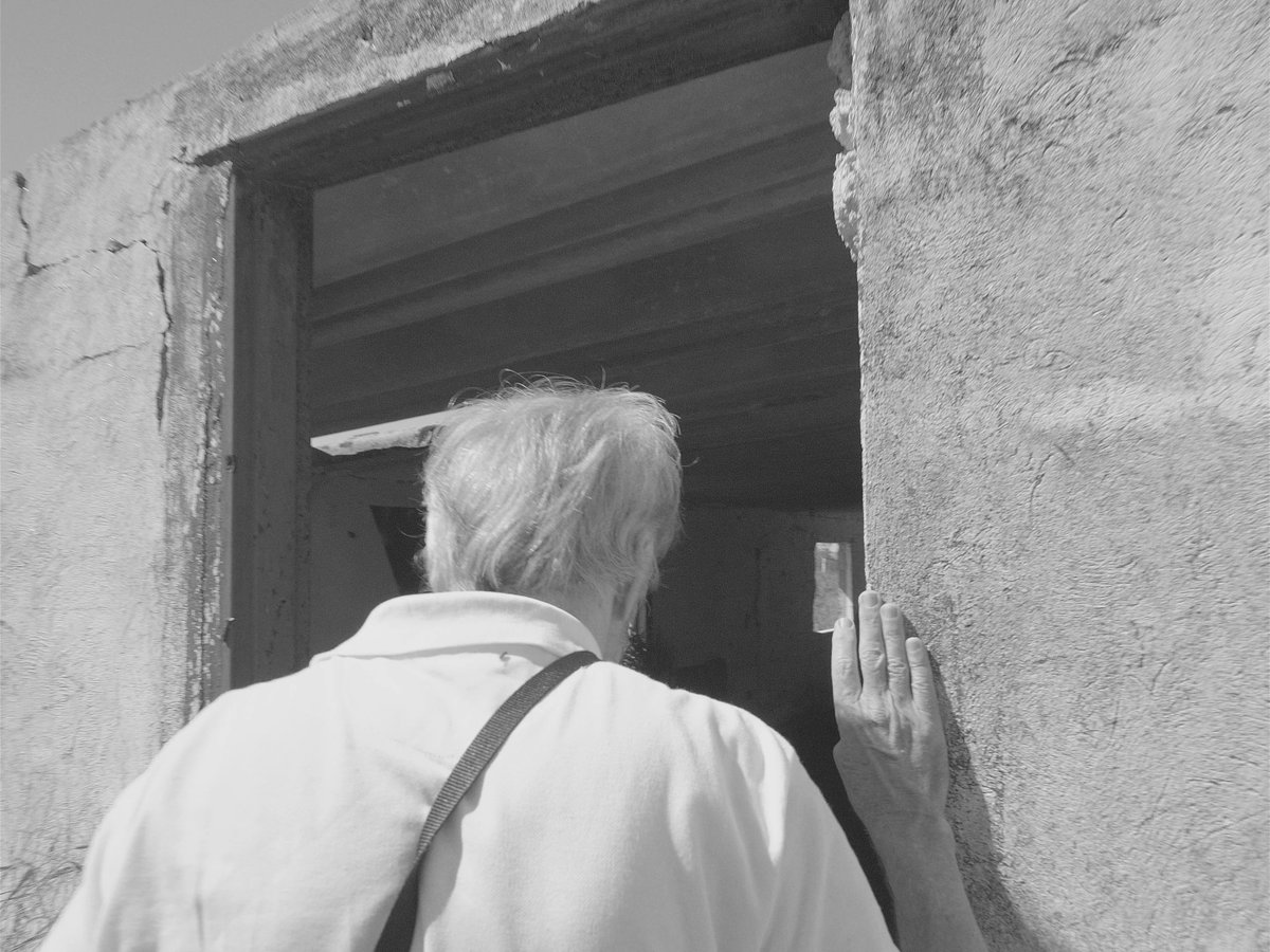 literlandweb1's tweet photo. "El árbol genealógico de los que migran siempre se parte en dos mitades: los que se fueron y los que se quedaron".
"Los niños perdidos", Valeria Luiselli
🎬 "Soles negros", Julien Elie (2019) https://t.co/6kcyJOYt2q