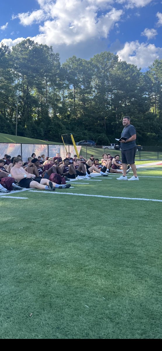 HeardBraves's tweet image. We are extremely blessed and thankful for people who pour into our athletes and community. Thank you Brother Mike Wall for bringing the word on choices and Mrs. Brandy Beverly for lining up the meal! #TheHCway #Team51