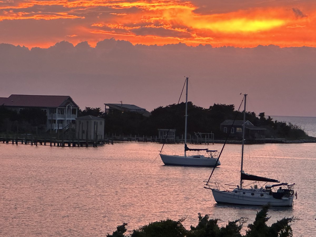 TimBoyumTV's tweet photo. Left tonight in Ocracoke and right in Fletcher on Saturday.

Why would I want to live anywhere other than North Carolina? https://t.co/h12iUWmHDi
