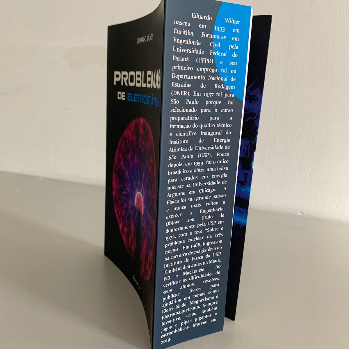VestSeller's tweet photo. "Problemas de Eletrostática - Volume 1" de Eduardo Wilner! 📖🔍 Esta obra é um tesouro para quem busca desvendar os segredos elétricos com profundidade e precisão. Se você está pronto para o desafio, esse é o seu próximo passo rumo à maestria na Eletrostática! 
-
#eletrostática https://t.co/GqOEU0veBj