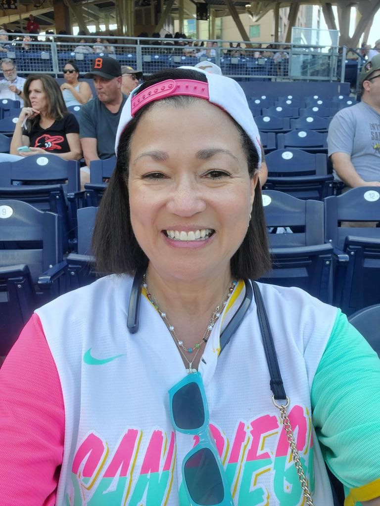 KrisswayOne's tweet photo. @Padres #BringTheGold https://t.co/ikVOFhkLPe