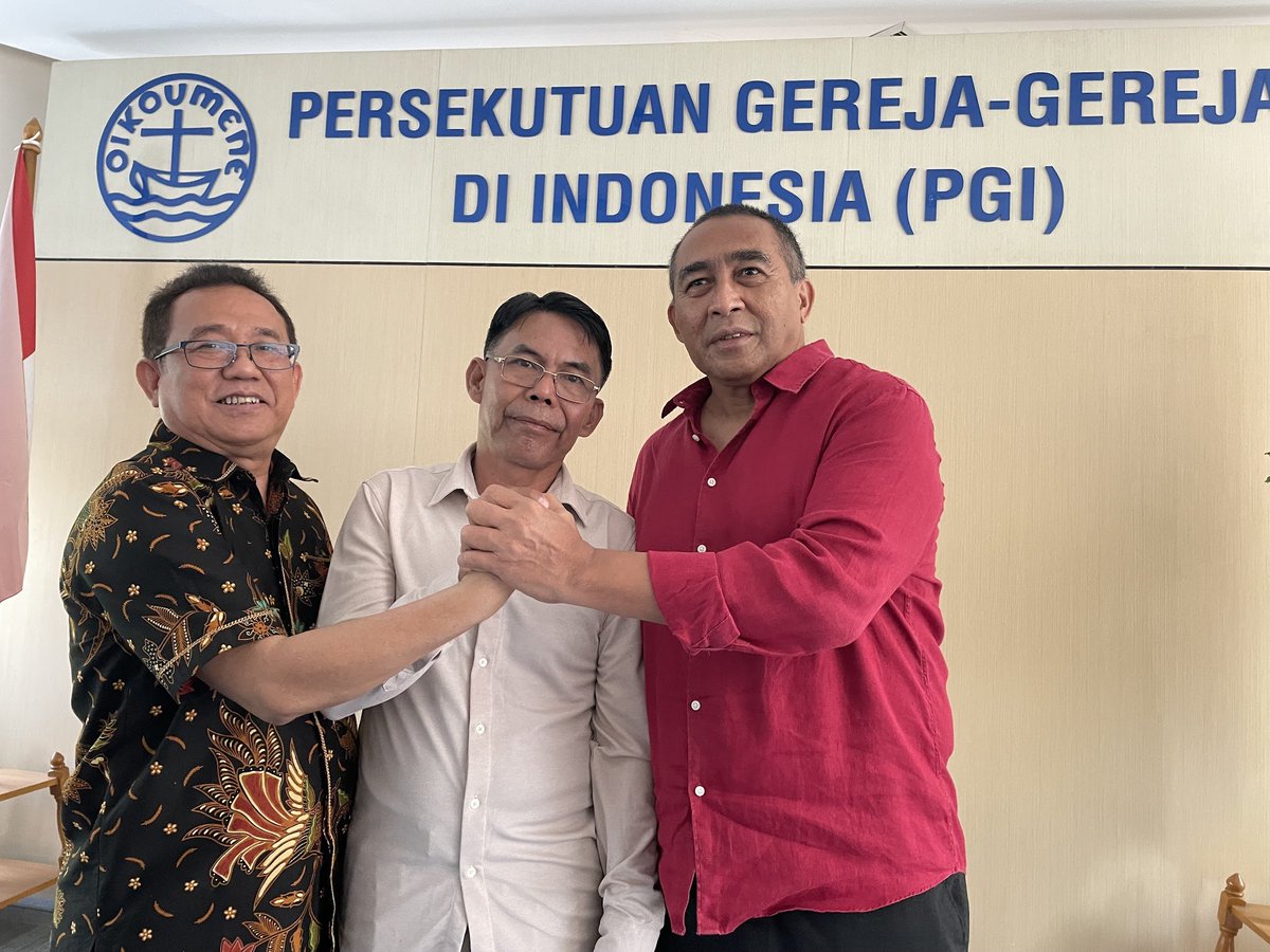 andreasharsono's tweet photo. Persekutuan Gereja-gereja di Indonesia berterima kasih kepada Elianu Hia, ayah yang bela hak putrinya di Padang, ketika dipaksa jilbab. Persoalan di sekolah selesai. Keluarga Kristen tsb masih berjuang dgn dampak dari protes Hia https://t.co/WaOVxTZ1tU https://t.co/RiI1TSri04
