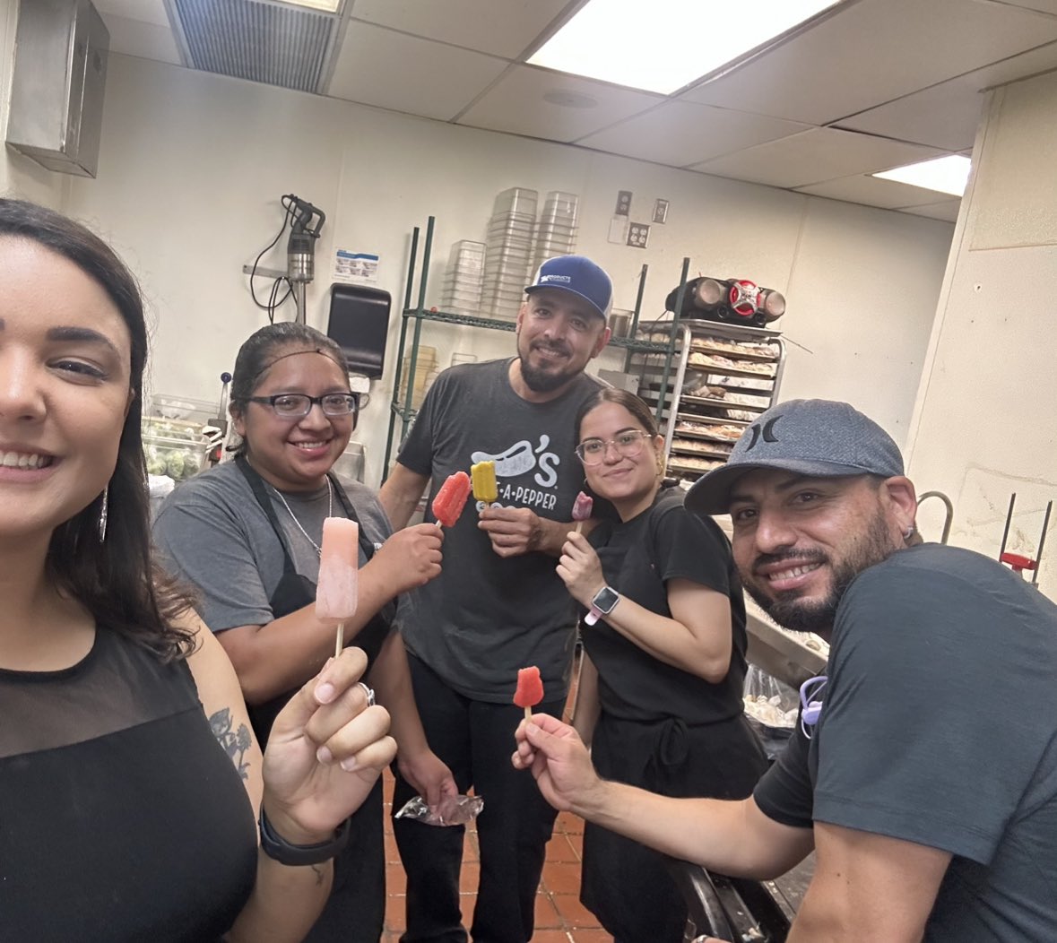 Brookeedw11's tweet photo. Staying cool at Chili’s Round Rock! 🌶️❤️ #STX #DoWhatYouLove #ChilisLove https://t.co/Yg5vueReLK
