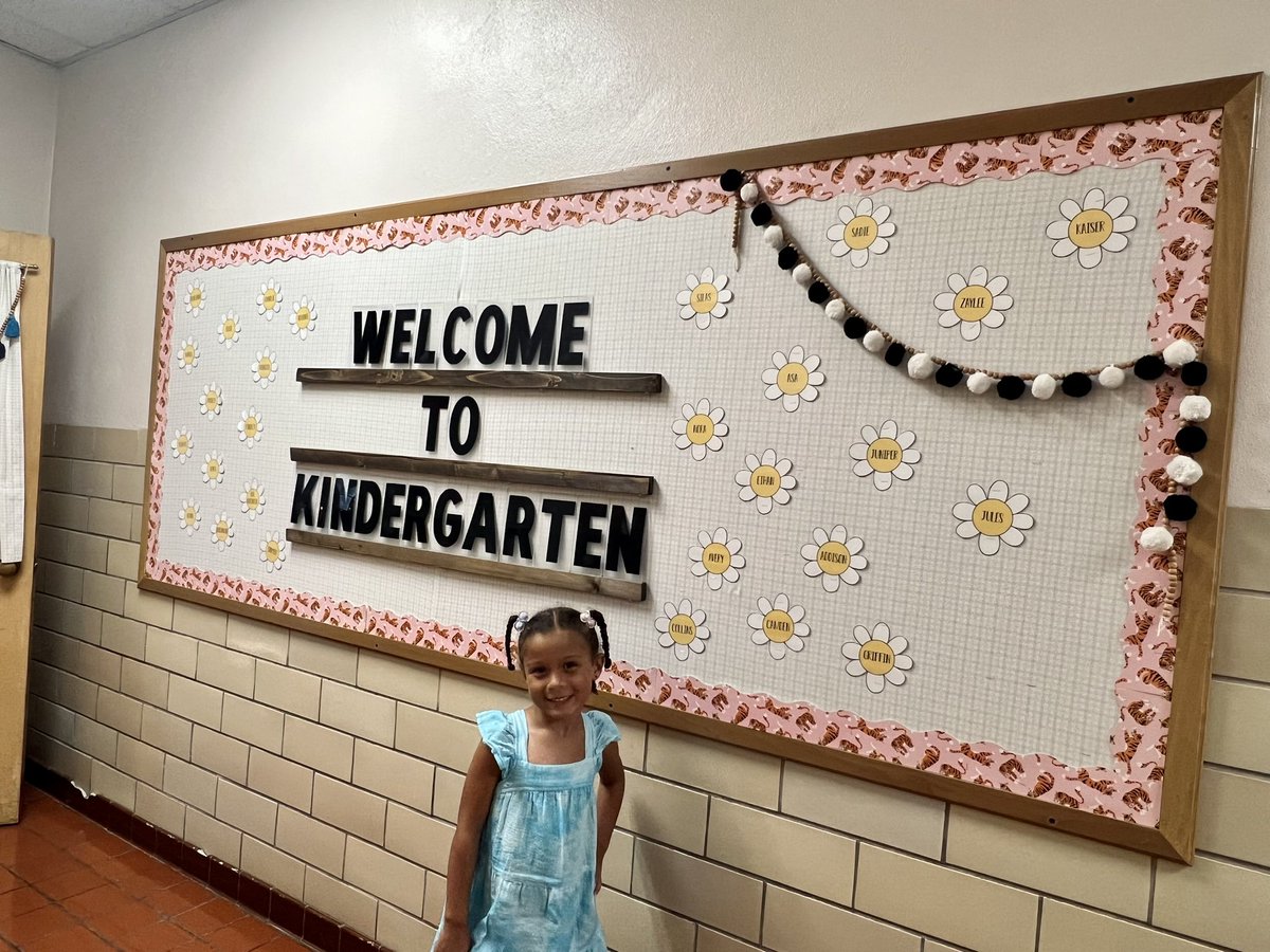 TeamLawrenceEFE's tweet photo. Meet the Teacher Night 🐾 I can already tell it is going to be a great year with my third graders!! (Also it feels like the best dream EVER to be at the same school as Myla who’s starting kindergarten!) https://t.co/pOpP75JpVT