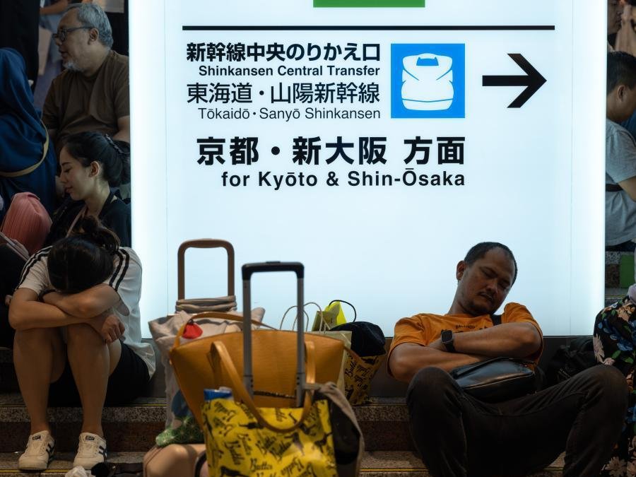 Eden_yeonjun's tweet photo. On August 16, stranded passengers waited for the Shinkansen to resume operation at Tokyo Station, Japan. Affected by Typhoon Lan on the same day, Japan's Tokaido Shinkansen trains were suspended across the board, causing a large number of passengers to be stranded.#TyphoonLan https://t.co/dgRhXQQoDH