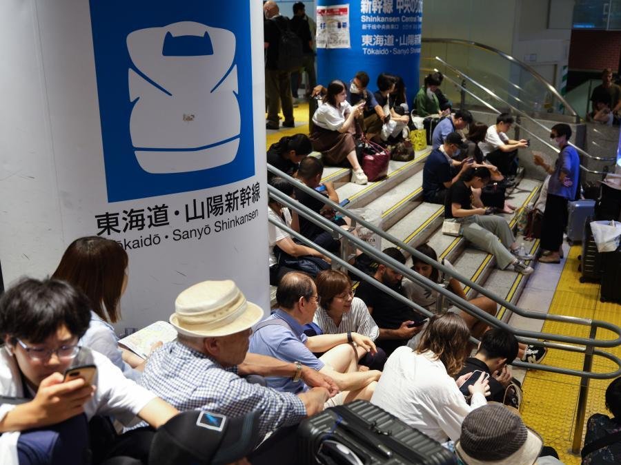 Eden_yeonjun's tweet photo. On August 16, stranded passengers waited for the Shinkansen to resume operation at Tokyo Station, Japan. Affected by Typhoon Lan on the same day, Japan's Tokaido Shinkansen trains were suspended across the board, causing a large number of passengers to be stranded.#TyphoonLan https://t.co/dgRhXQQoDH