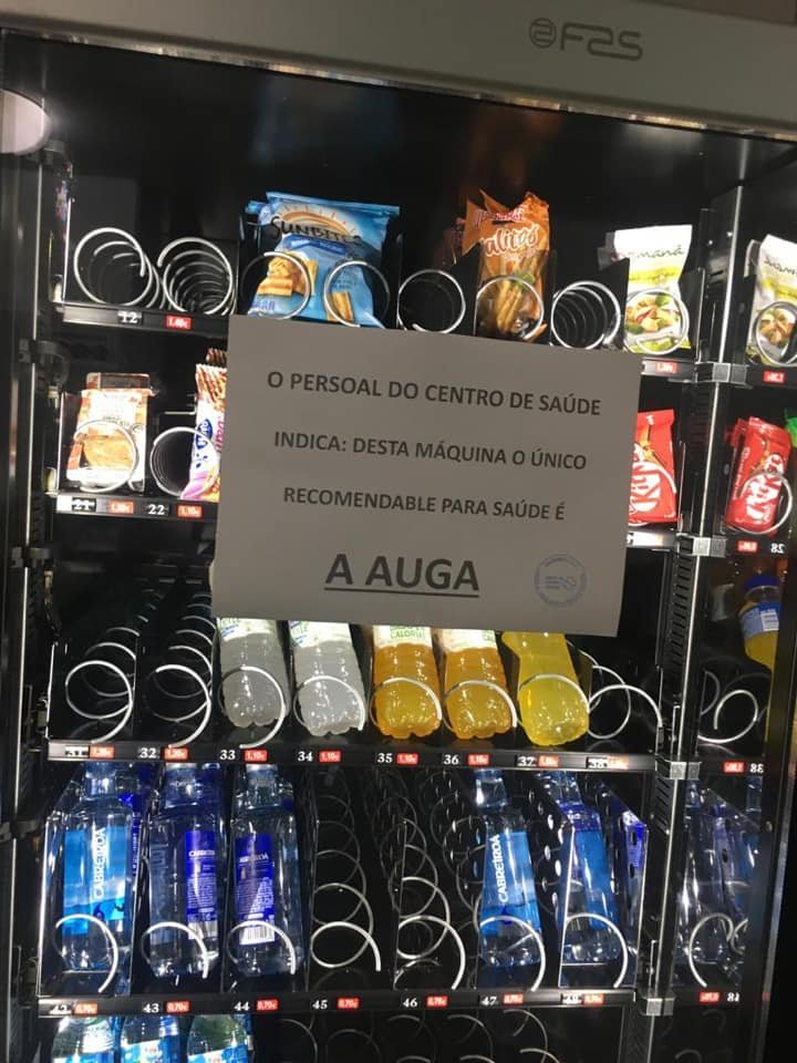 Bravo por estos profesionales sanitarios de un pueblo de Galicia:  

"El personal del centro de salud informa: De esta máquina lo único recomendable es el agua"