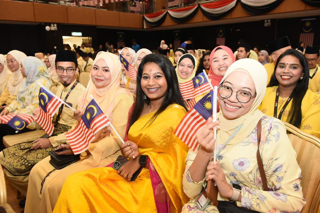 MohdShukriYajid's tweet photo. Awesome #MSUrians at the Launching of #MSUMyDay2023 with over 2500 students and staff across Malaysia and offshore campuses. Celebration of the spirit of togetherness that nurtures love for the country. @MSUmalaysia @MSUcollege @msumcmalaysia @JGU_University @imsabangalore https://t.co/OigTDOou2r