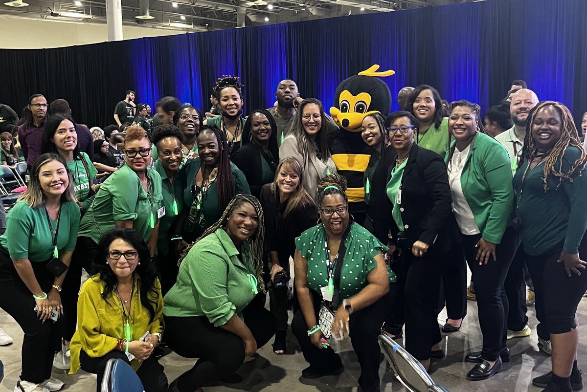 IsaacsES_HISD's tweet photo. Bees Unite!🐝 Destination2035 Convocation #teamisaacs @HISD_Central https://t.co/TSYBn44oSb