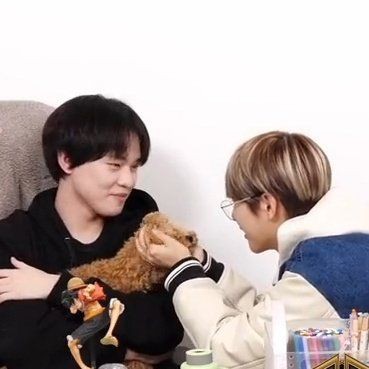 chenle's earlobe mole tweet media