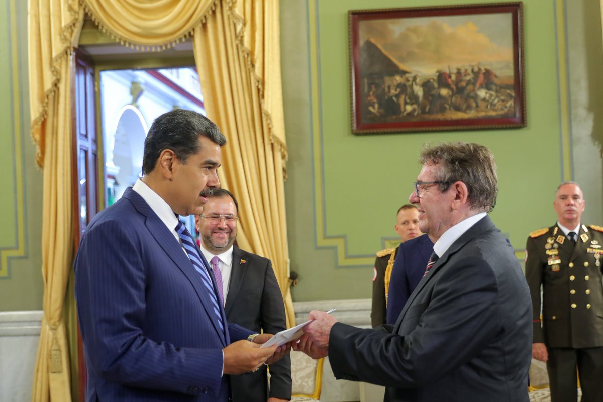 NicolasMaduro's tweet photo. Jaime Gazmuri Mujica, será el nuevo Embajador designado de la República de Chile ante nuestra Patria. Estamos seguros en querer avanzar en la reconstrucción de nuestras relaciones bilaterales, para el beneficio de ambos pueblos. ¡Viva la Diplomacia Bolivariana de Paz! https://t.co/71Dllu33vu
