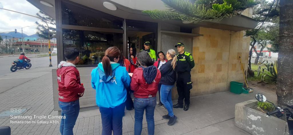 SubLGBTI's tweet photo. 🚶🏼‍♀️🧍Se realizó recorrido en los CAÍ de la localidad de #RafaelUribe, con @SeguridadBOG , @SectorSalud y la @SubLGBTI ; 🏳️‍⚧️🏳️‍🌈 para seguimiento y entrega de las rutas de atención a sectores sociales #LGBTI.

#CompromisoDiverso https://t.co/h72Ug4uR7m