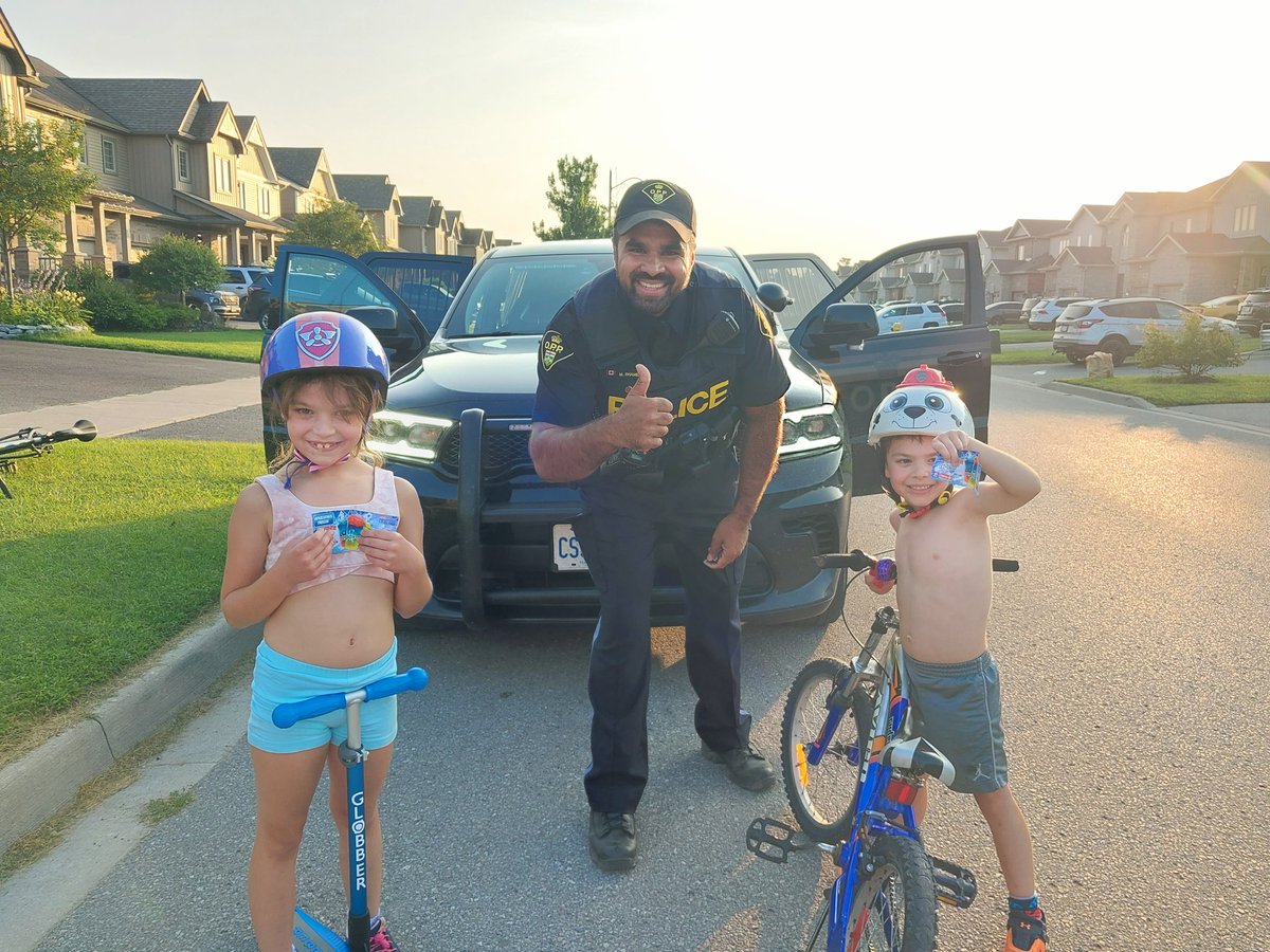 OPP_CR's tweet photo. #NottyOPP PC Bhamber was out in @essatownship and bumped into these two safe riders. Olivia and Nathan were both overjoyed with checking ✔️ the 🚔 cruiser out. Both were awarded #positivetickets for helmet safety.
#CommunityEngagement https://t.co/tBtyWL7h7E