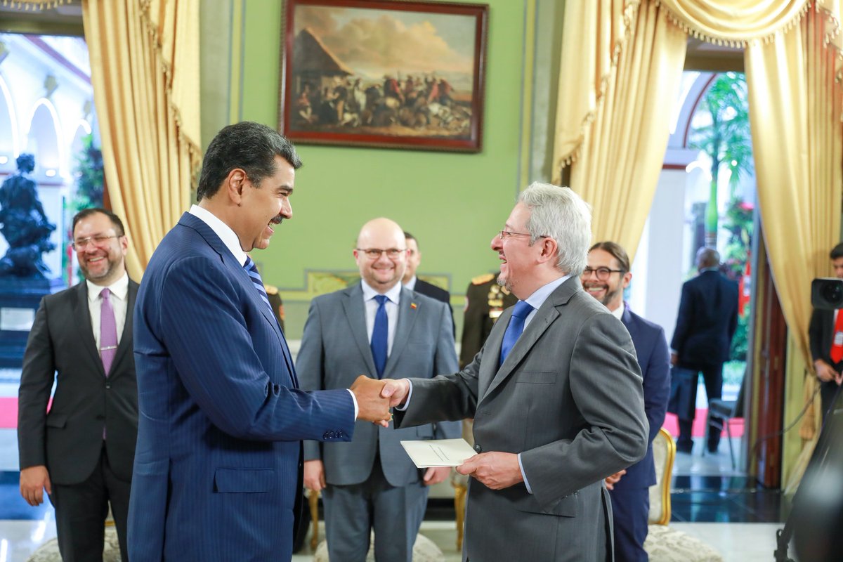 NicolasMaduro's tweet photo. Recibí en el Palacio de Miraflores a Enmanuel Pineda, Embajador de la República Francesa designado ante la República Bolivariana de Venezuela. Avanzar en la construcción de relaciones bilaterales de respeto, Paz y armonía, es el camino. ¡Bienvenido! https://t.co/KYipSZN8G2