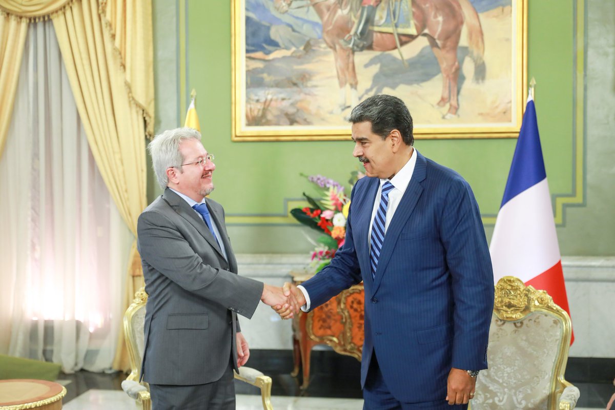 Recibí en el Palacio de Miraflores a Enmanuel Pineda, Embajador de la República Francesa designado ante la República Bolivariana de Venezuela. Avanzar en la construcción de relaciones bilaterales de respeto, Paz y armonía, es el camino. ¡Bienvenido!