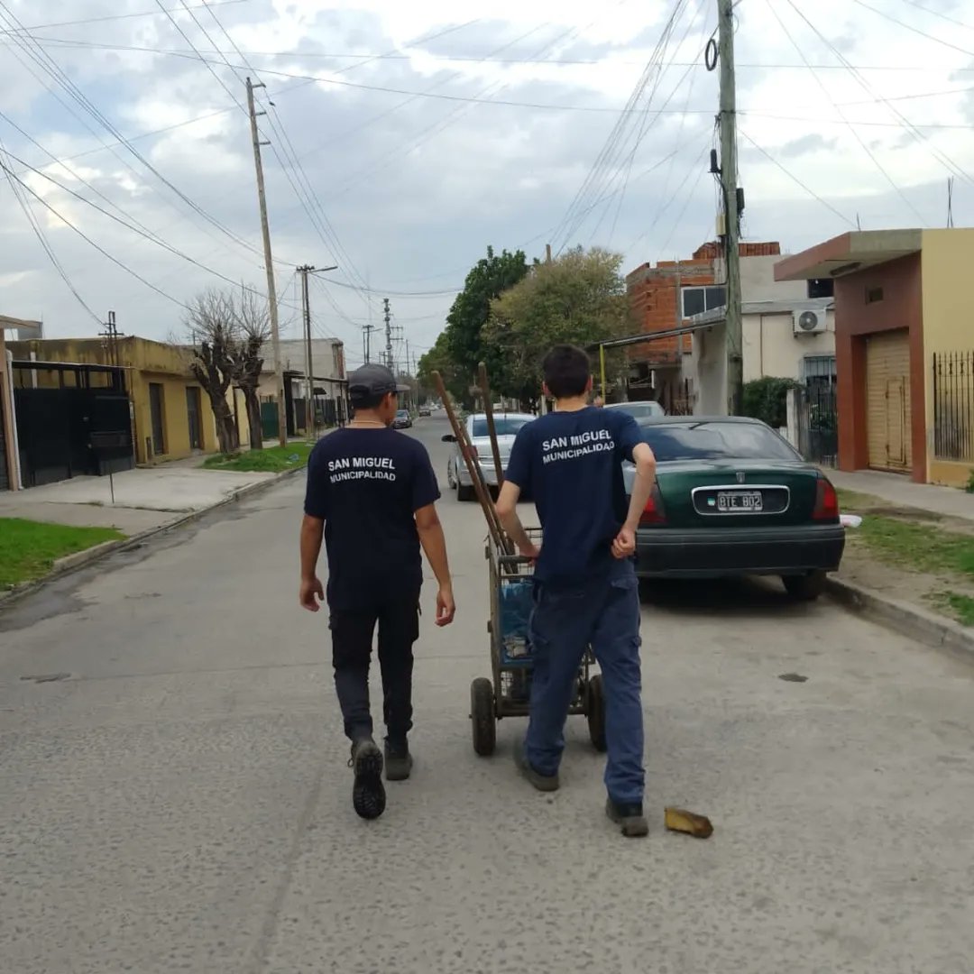 ocho_zona's tweet photo. Con el equipo de la Delegación Municipal estuvimos realizando la limpieza de la calle Bramante 
@jaimemendezh Intendente 
@delatorrej @Hncalvente @hugoreverdito @dlTorrePablo @SabiiiLop @NigroFrancisco @majotedeschi @miguelnietosm @juanesper @Piojomendez https://t.co/ig6Ep8vSII