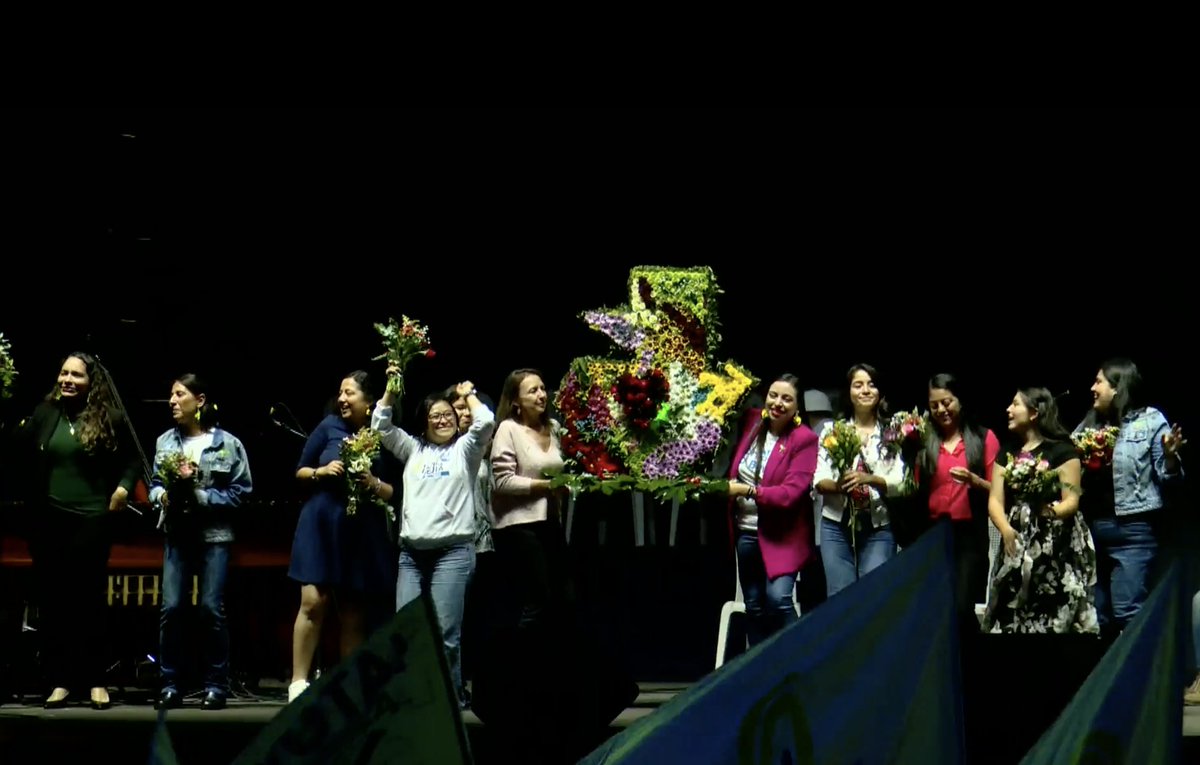 Factor4_GT's tweet photo. #Elecciones2023Gt | El @msemillagt es el partido político con mayor representación femenina en el @CongresoGuate, las diputadas electas e integrantes del partido han subido al escenario junto al grupo Na'ik Madera con la representación de una #GuatemalaFlorecida. https://t.co/zxP7H3AMv3