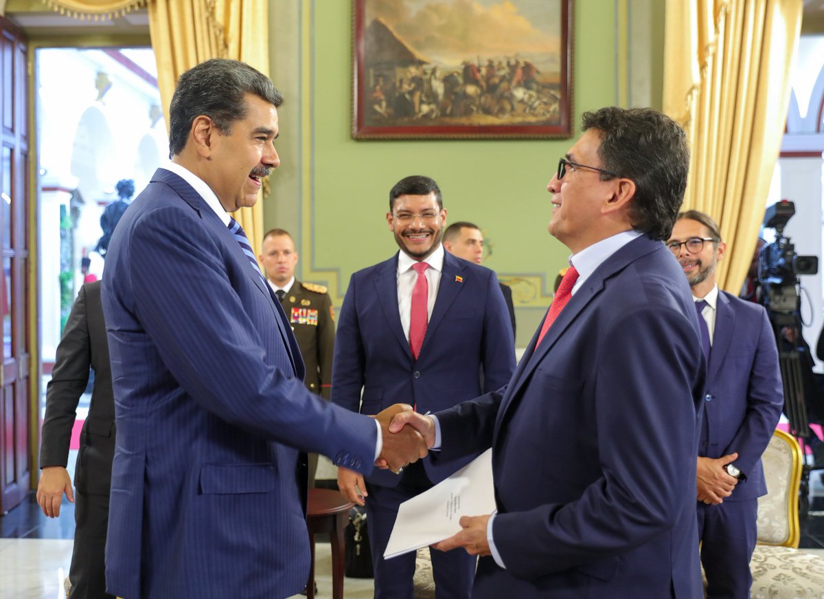 NicolasMaduro's tweet photo. Milton Rengifo Hernández, me hizo entrega de sus Cartas Credenciales como nuevo Embajador de la República de Colombia ante Venezuela. Trabajamos para el desarrollo de nuestras naciones a través de la Diplomacia de Paz. ¡Avanzando! https://t.co/bsltZVGIDr