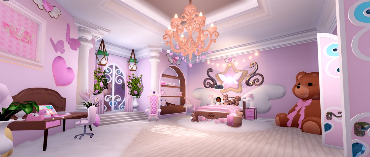 M0TOPRINCESS's tweet photo. ( ROYALE HIGH ) Update.. I'm not even kidding when I say this but barbie joined my server out of the blue and went into my dorm and said it was cute. i'm shocked but anyways https://t.co/SHja5090rF