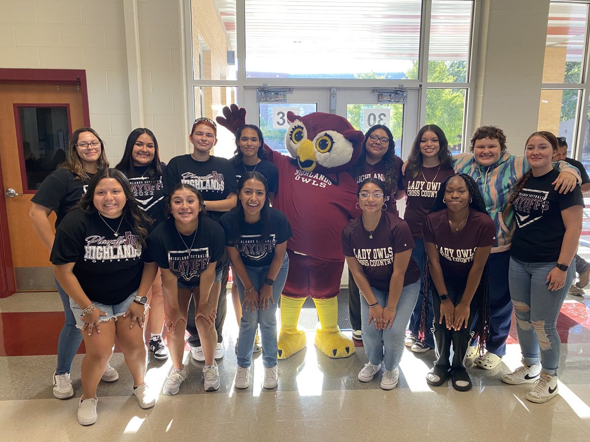 marissamuniz14's tweet photo. Meet The Owls Pep Rally was AWESOME!!! Always amazing when our students and athletes are celebrated!🦉💪🏽 https://t.co/iPH5A1GUBZ