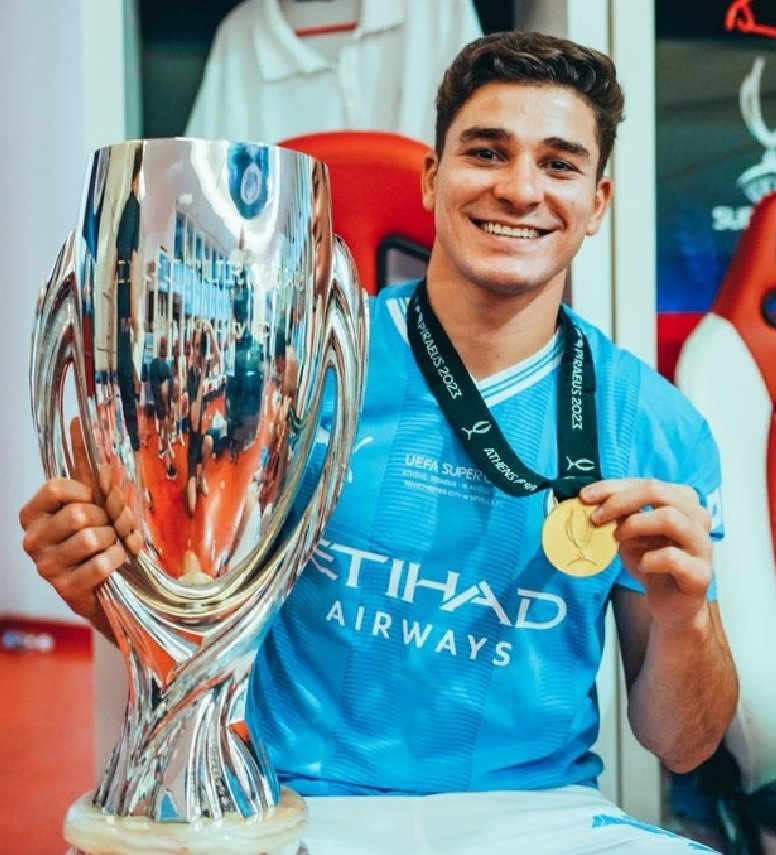 turcocarp's tweet photo. ✅️14 títulos a los 23 años. Campeón de Argentina, Inglaterra, América, Europa y del mundo.

✅️Juega como profesional hace 6 años (2,3 títulos por año y 1,15 por semestre de promedio)

✅️En 174 partidos totales (1 título cada 12 PJ)

Único e irrepetible. Extraterrestre. https://t.co/DZ0yphn4KO