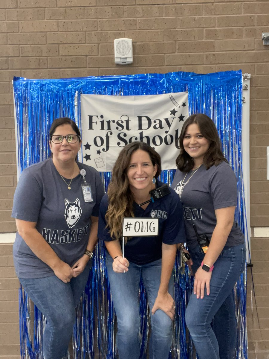 AP_Skelton19's tweet photo. Is it really the first day of school if you don’t post about it?? Couldn’t have made it through my “first” first day of school as an AP without this crew!! #WeAreHaskett @HaskettJH https://t.co/Zqc4nTCZwp