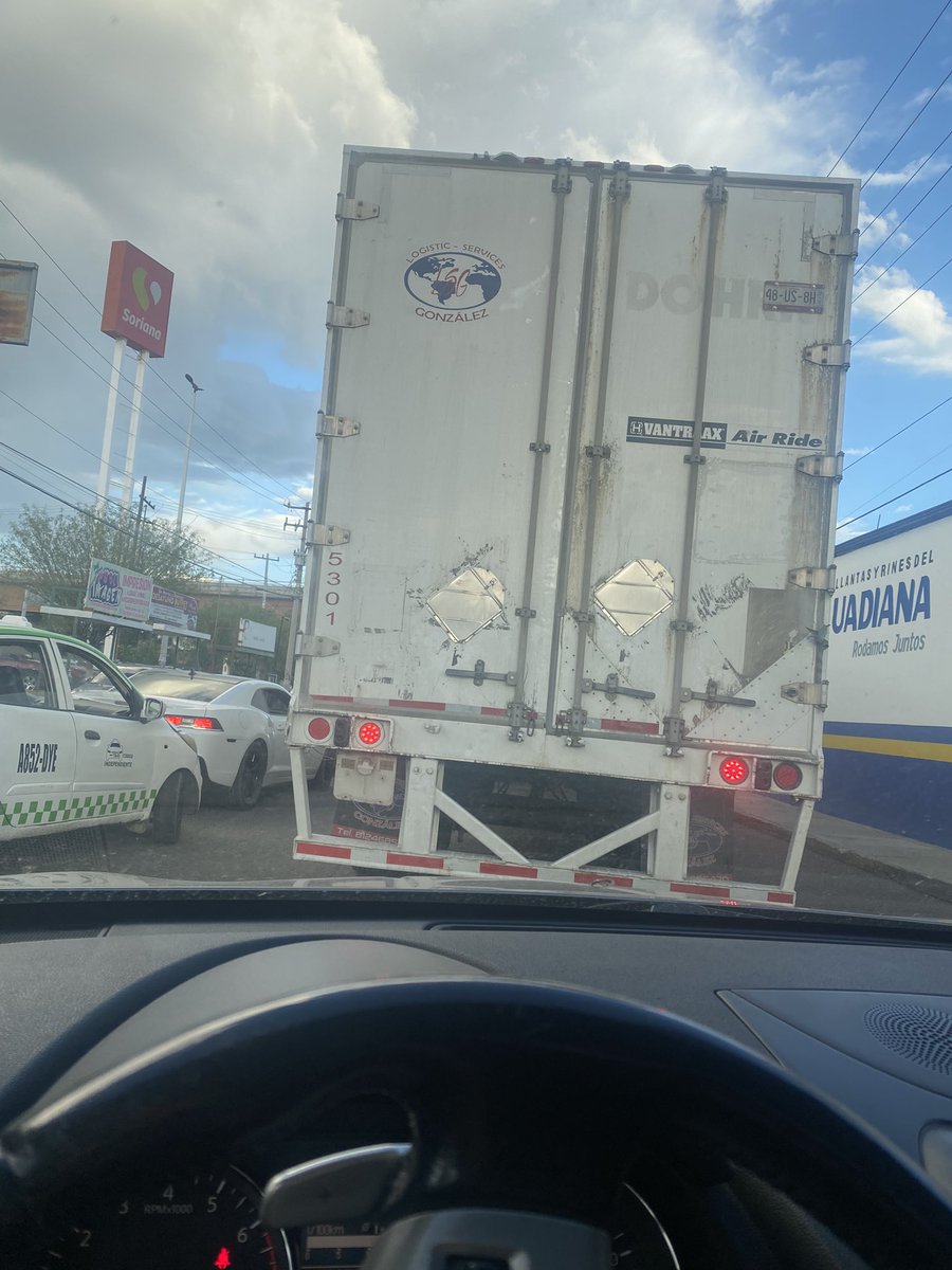 adrishh's tweet photo. Esta permitido este trailer saliendo de jardines al Blvd fco villa? Ósea? A mi me multan aún con tiempo en Blinkay… y ellos muy libres?? 🥴 https://t.co/LOlAdi1FnI