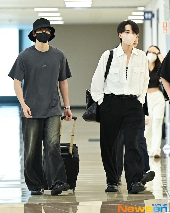 wonubliss's tweet photo. wonwoo and jeonghan 🥹🖤🤍 https://t.co/euKK2FHbKA