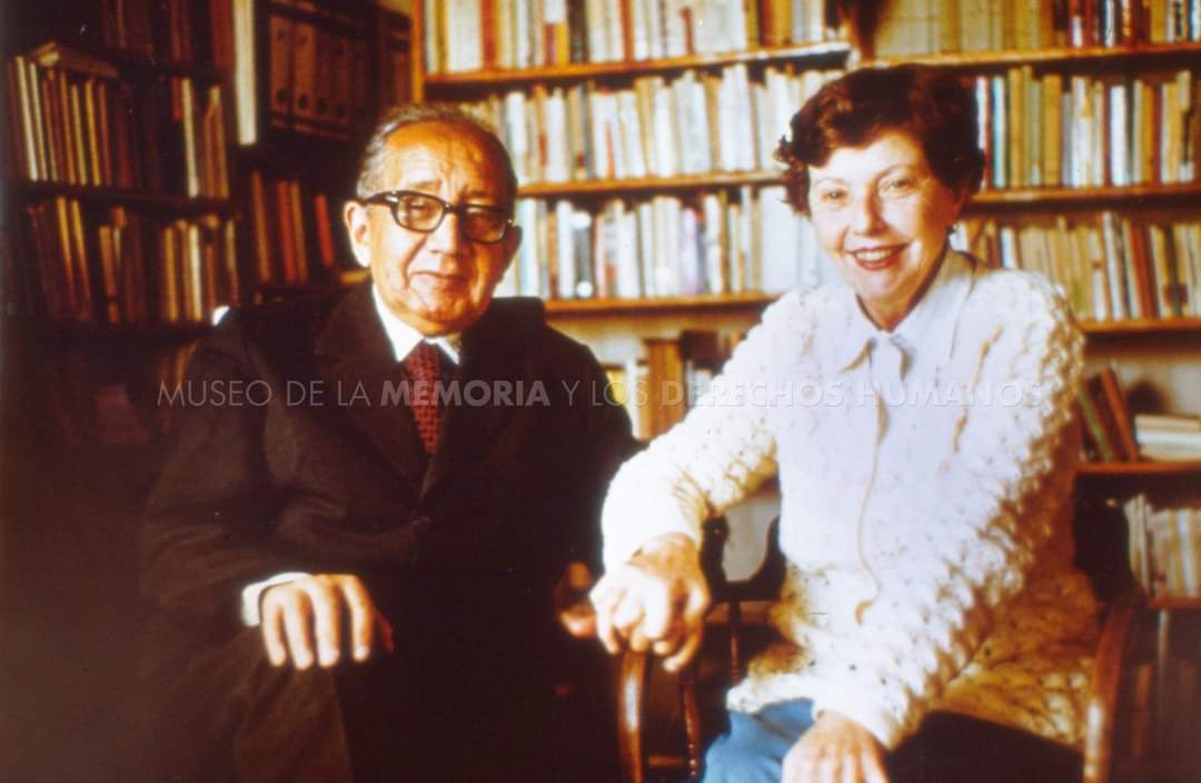 En el día de su natalicio, un homenaje a Bernardo Leighton. 

Consecuente con sus valores cristianos, vivió siempre en austeridad , donando buena parte de sus bienes en vida. 

Demócratas desde su época de estudiante, fue opositor a la dictadura desde el mismo 11 (sigue)