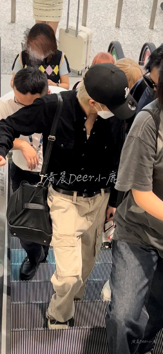 fallinlove0323's tweet photo. Mbake gamau tukeran apa ya? Kan udah sering banget sedeket itu sama renjun 😔 https://t.co/O6oLRpal2C