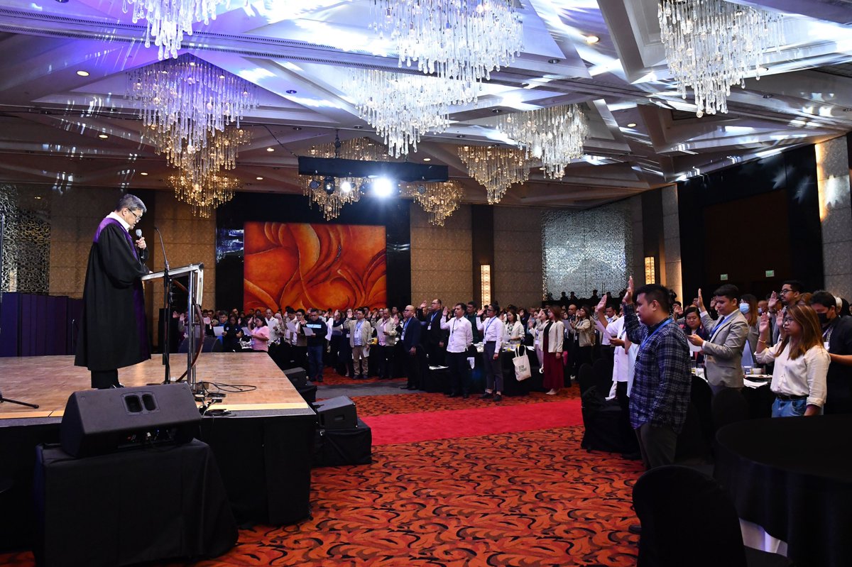 SCPh_PIO's tweet photo. SC Associate Justice Antonio T. Kho, Jr. administers the new Lawyer’s Oath to over 400  COMELEC lawyers during a mass oath-taking held at the culmination of the 3rd National Convention of COMELEC Managers and Lawyers at the Sofitel Philippine Plaza Hotel on August 15, 2023. https://t.co/rIlq7QEF6N