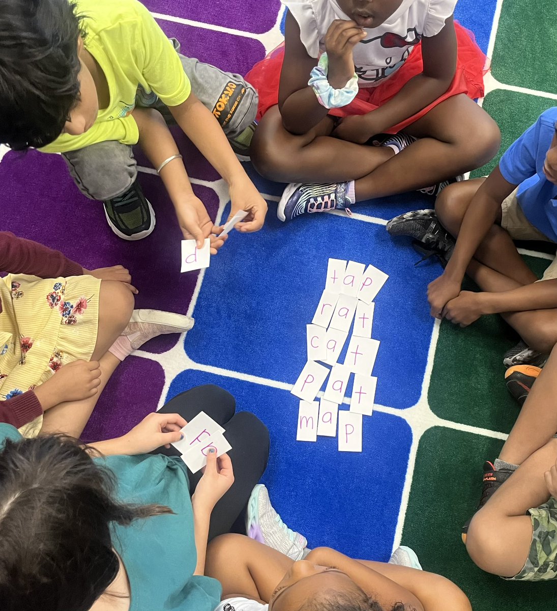 MrsColemanTeach's tweet photo. Our #FirstGradeFireflies building closed syllable words (short a sound) as a team ๐ช๐ฝ #teamworkmakesthedreamwork ๐๐ @FE_Fireflies https://t.co/UMc1Q4ne9C