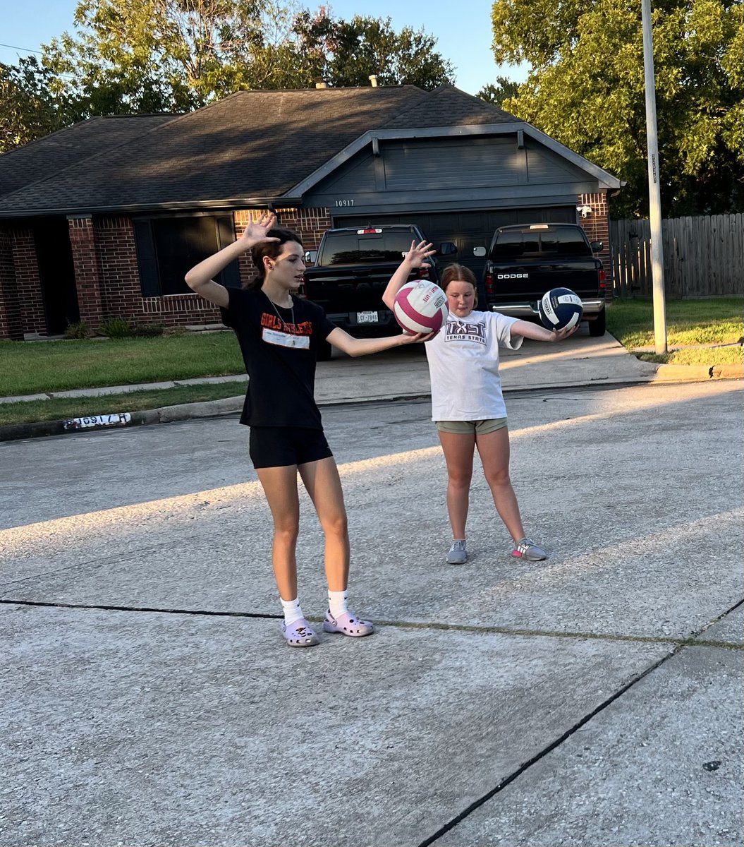 Shellshocked23's tweet image. Emma and Addyson getting in some last minute practice before Round 2 of Volleyball tryouts! Love having great neighbors! And yes…Emma was the net for a while for some serve practice 😂🏐🧡🐾 @LPLadyBullpups
