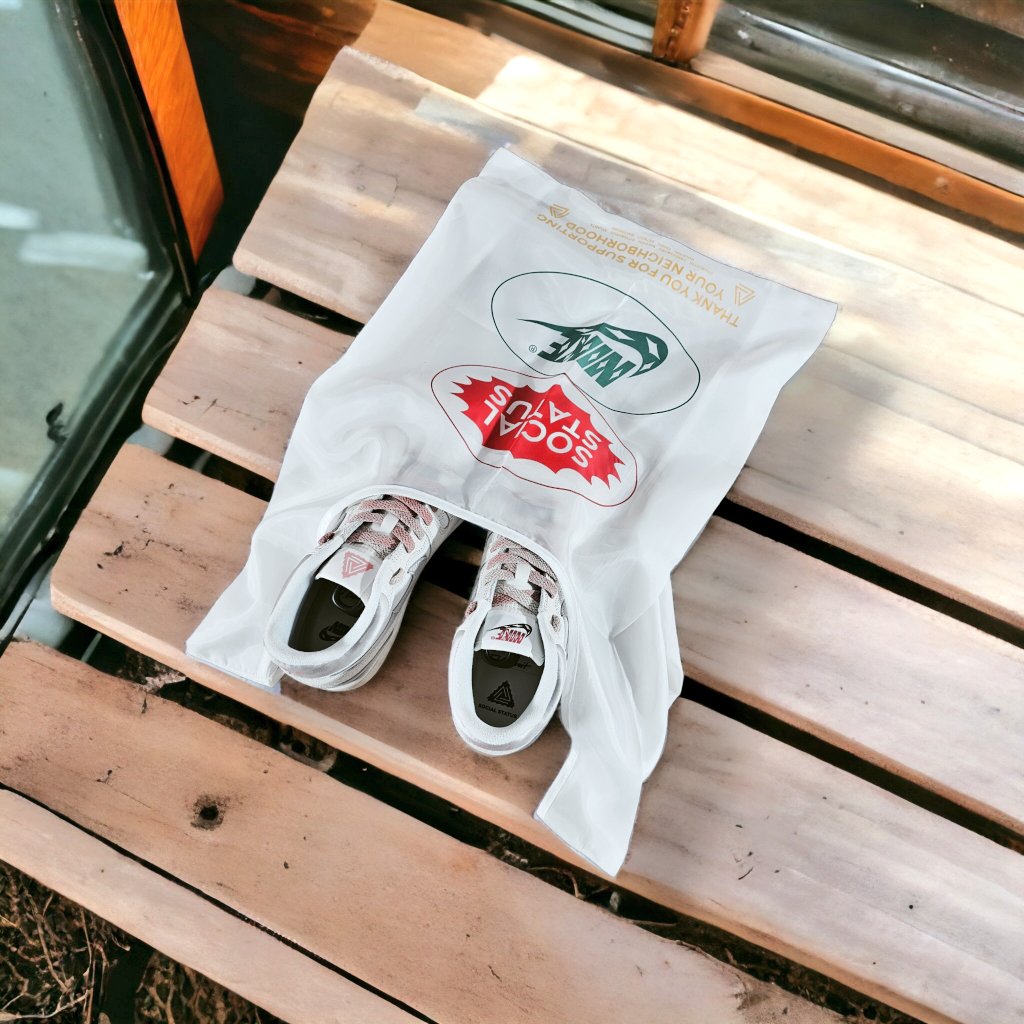 SNKR_SVAG's tweet photo. SAVAGE Studios Fade-Away Pigeon is NOW AVAILABLE 🚨🚨

Featured on the Social Status X NIKE MacAttack 

size: 120CM 📸 'd 

DM or Comment down below to grab a pair NOW!! 

#Nike #NikeMacAttack #MacAttack #SocialStatus #SocialStatusMacAttack #RetroSneakers #Shoelacesforsale https://t.co/mTlHqhTfFA