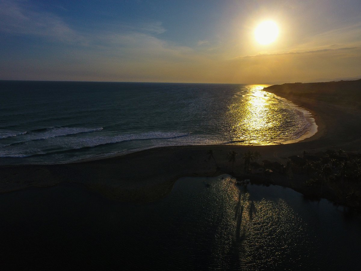 Michoacan's tweet photo. Las mejores olas, un atardecer que vivirá siempre en tu mente, un clima agradable, gente de todo el mundo, pura buena onda... Te espera en #Nexpa. 🌊🏄♂️🏄♀️
#Michoacán #elAlmadeMéxico #PlayasDeMichoacán https://t.co/t2VvCDyp3n