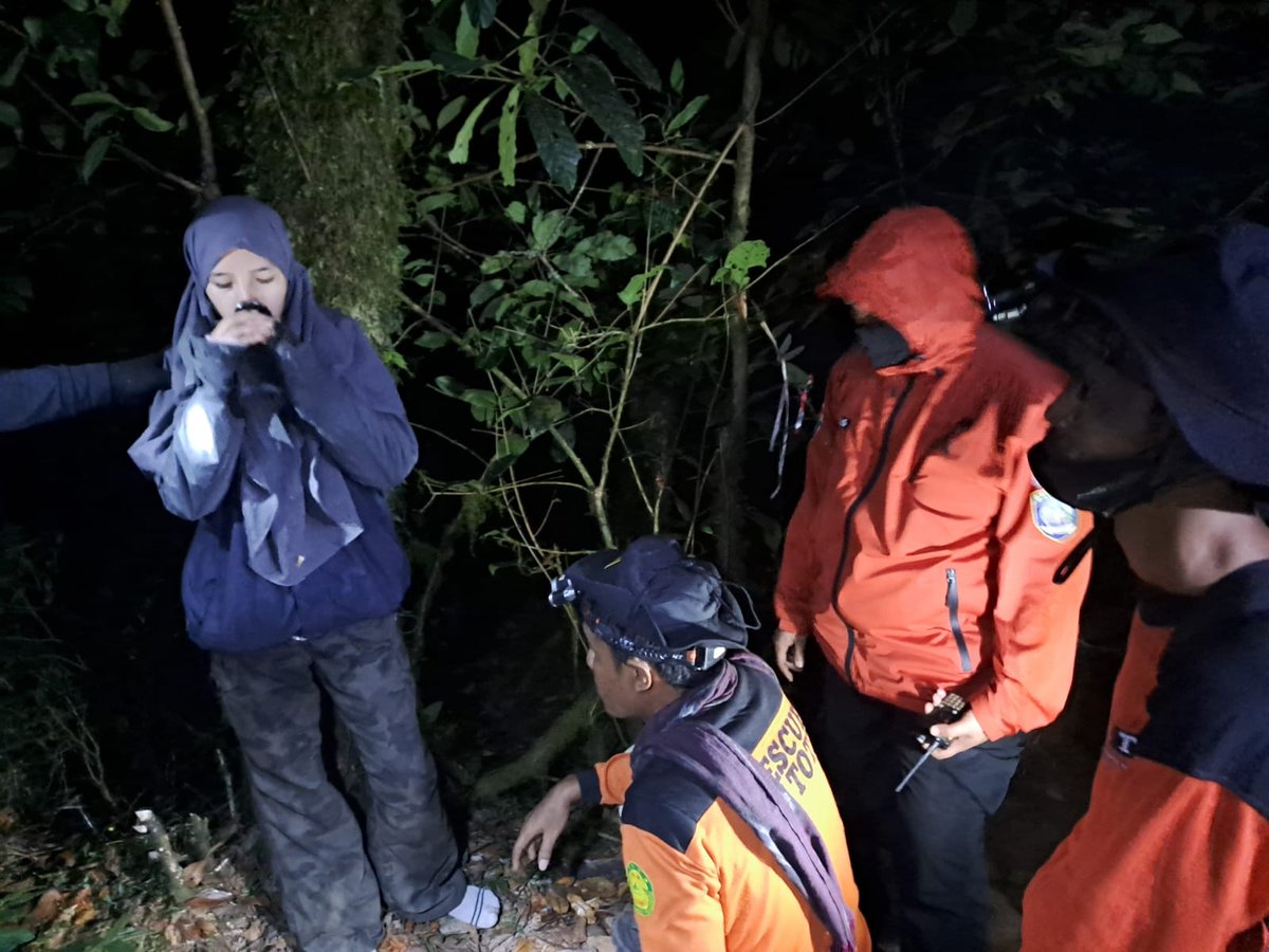 BSN_MAKASSAR's tweet photo. Nanda, dapatkan pertolongan medis si Posko Lembanna setelah alami nyeri perut di Pos 1 Gunung Bawakaraeng. https://t.co/66qxcu723x