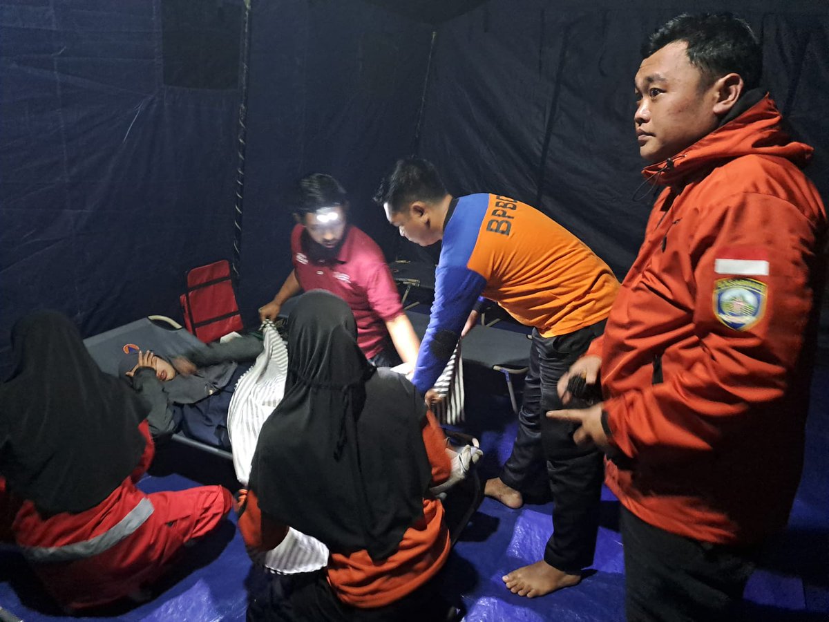 BSN_MAKASSAR's tweet photo. Nanda, dapatkan pertolongan medis si Posko Lembanna setelah alami nyeri perut di Pos 1 Gunung Bawakaraeng. https://t.co/66qxcu723x