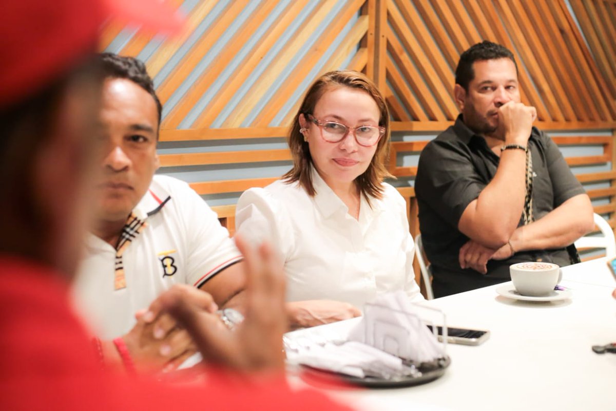 Dialogamos con representantes de agencias de guías turísticos, con quienes acordamos el compromiso de reducir la informalidad en este sector para hacerlo más competitivo, con mayor calidad y enfoque sostenible. Santa Marta aumentará su productividad y desarrollo alrededor del