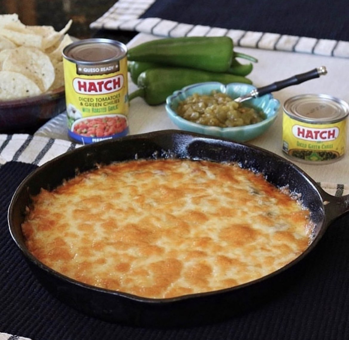 HatchChileCoLLC's tweet image. Yummy Queso Fundido looks delicious enough for dinner. 
🌶🌶
Find the recipe here: hatchchileco.com/recipe/queso-f…
#HatchGreenChile #Fundido #gatherings #Appetizer #Cheese #Chips #CastIron #Queso