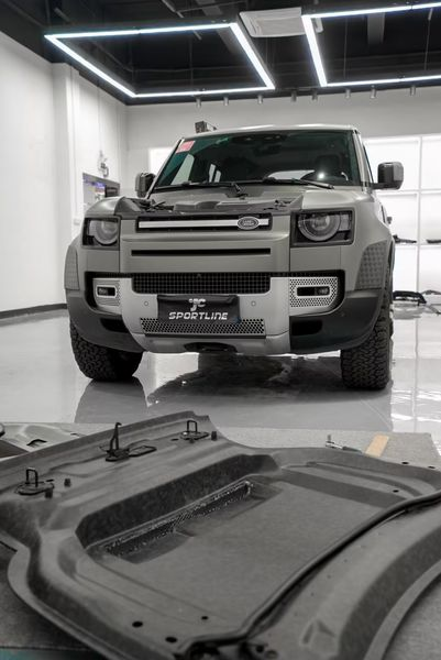 JcsportlineCN's tweet photo. 🔥 Elevate Your Defender: Introducing the Carbon Fiber Machine Cover Upgrade! 
📸 Swipe to see the jaw-dropping before &amp; after shots. Adventure awaits, so join us in redefining the Defender experience!
#DefenderUpgrade #CarbonFiberMagic #JCsportlineTransforms https://t.co/H7dswQGScy