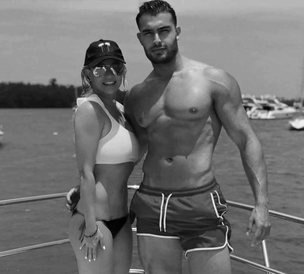 Otro que le corre a la britney lo que comorueba que muy cuerda y fácil de llevar no es