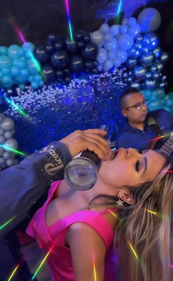 - Mañana tienes que sufragar!!! 
-  Yo a las 05:00 AM