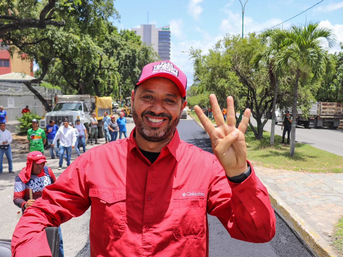 Hoy di un resumen del trabajo que se ha ejecutado a través del plan “Tapa Hueco” desde sus inicios. Hemos avanzando con la colocación de 53.000 toneladas de asfalto en diferentes vías de las 10 parroquias del Municipio Iribarren. Aún nos falta mucho por hacer pero este es el