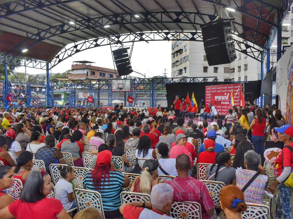 genkerve_psuv's tweet photo. Extraordinario encuentro sostuvimos esta tarde con nuestros líderes y lideresas de las bases del @PartidoPSUV en Guarenas, donde nació la Revolución Bolivariana. Aquí está el ejército de hombres y mujeres con @NicolasMaduro defendiendo la Patria.

#BricoMilesPorTodoElPaís https://t.co/cYiJngMtQP