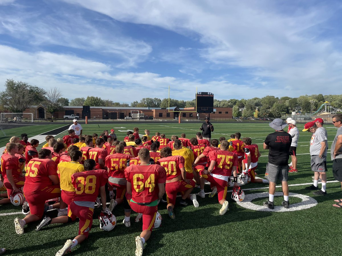 Thank you to <a href="/MercerElite/">Kmercer</a> for stopping by practice and chatting with <a href="/KuemperFootball/">KuemperFootball</a> team tonight! Appreciate your inspirations and leadership mentality! #SacredField