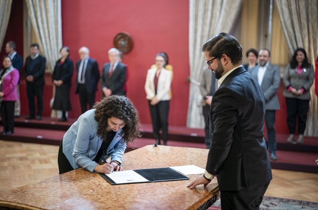 javieratoroc's tweet photo. Asumo con responsabilidad la tarea que me ha entregado el Presidente @gabrielboric como nueva ministra de @MinDesarrollo, para seguir trabajando en mejorar la vida de las personas, en tareas tan importantes como el Sistema Nacional de Cuidados y la protección de la niñez. https://t.co/KjvEvSInVC