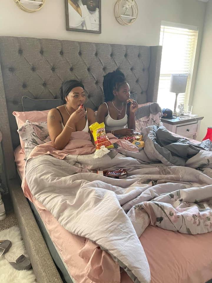 Jameca2011's tweet photo. I need this type of friend on a Saturday night to chill, watch movies, talk, &amp; eat fatty foods 🙄 https://t.co/LEURFbq1AQ