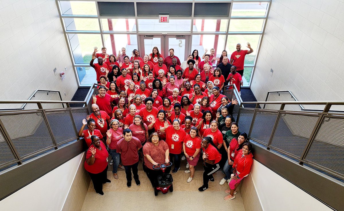 📸✨ Gathering with our incredible faculty to embark on another year of learning, growth, and inspiration! 💼🍎🎒 Let's make this school year unforgettable together. #FacultyPhoto #NewSchoolYear